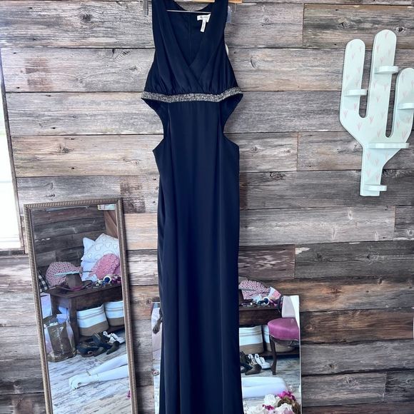 NWT BCBG V Neck Ballgown with Beaded Cut Out Sides💗👗 - Picture 7 of 13